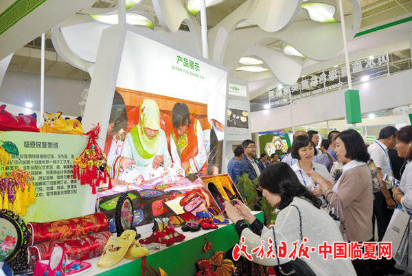 客商参观我州民族刺绣产品.jpg
