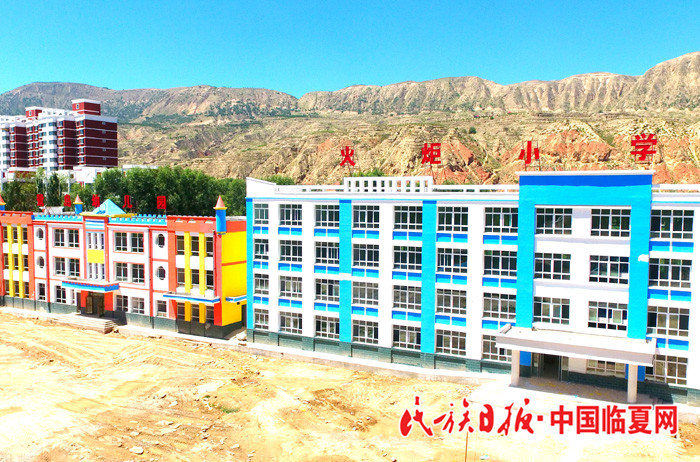 临夏州加强农村学校建设（图）史有东摄.jpg