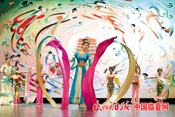 欢乐迎佳节（图）史有东摄.jpg