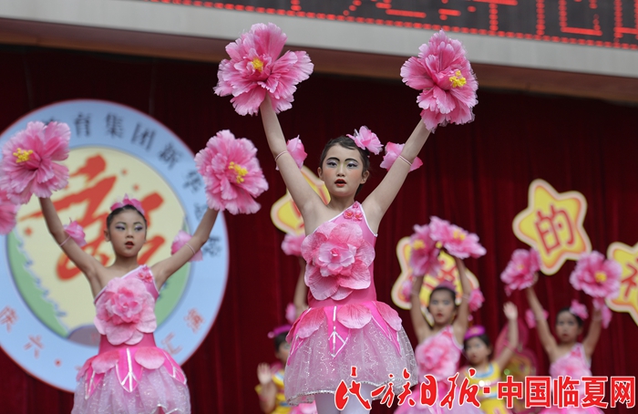 临夏：多彩节目庆“六一” (2).jpg