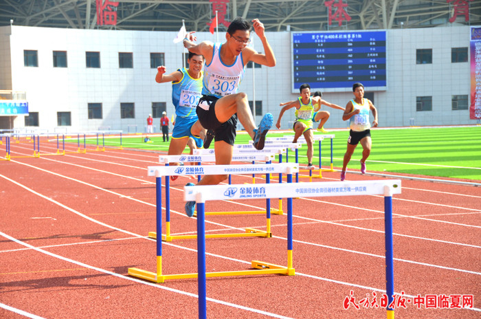 男子甲组400米栏预赛.jpg