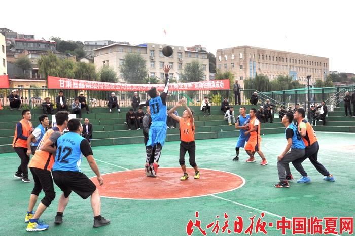 篮球队员正在激烈地对决（胡发伟 摄）_副本.jpg