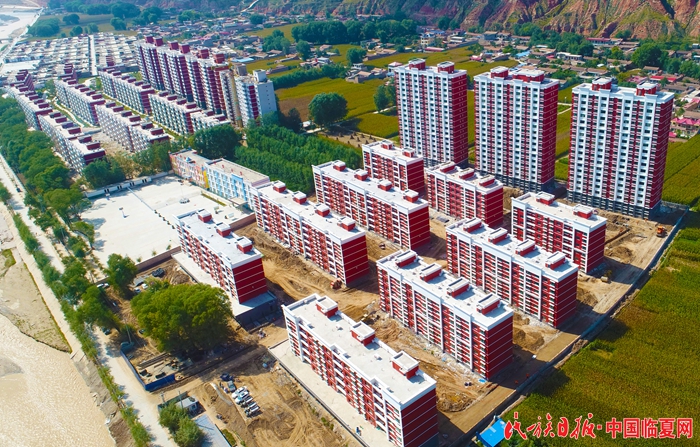 广河三甲集镇：858户群众搬出大山住新居 史有东摄.jpg