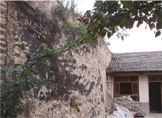 以城墙为邻的建筑.jpg