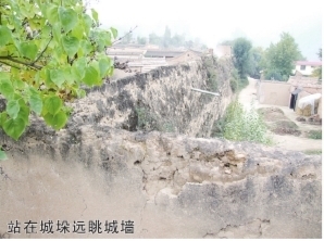 站在城垛远眺城墙.jpg