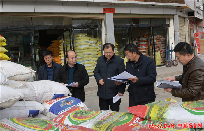 检查农资保春耕（图）史有东 (1).jpg