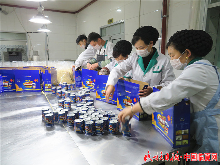 最近投资50万元的燕麦甜醅易拉罐生产线在广河县建成投产。图为灌装车间生产。马坚强摄.jpg