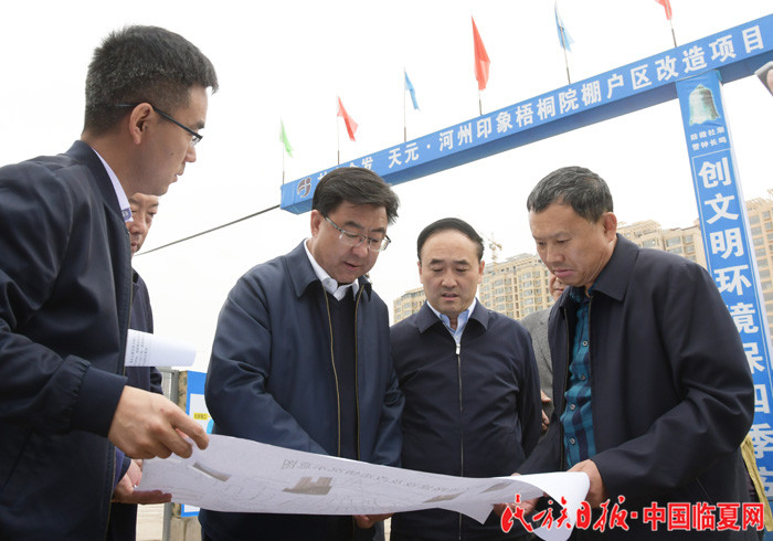 4月1日，州委书记郭鹤立在临夏市调研城市建设规划。本报记者史有东 摄_副本.jpg